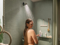 Die AddStoris von hansgrohe schaffen Ordnung im Badezimmer und sorgen für ein ruhigeres Gesamtbild. Foto: hansgrohe/Hansgrohe SE/akz-o