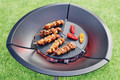 Bildunterschrift: Von der Glut erhitzt, wird auf dem heißen Eisen gegrillt. Foto: Leda Werk/akz-o