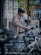 Bildunterschrift: Ein Handgriff, doppelter Schutz. Das eBike wird nicht nur mechanisch abgeschlossen, sondern auch digital gesperrt. Ohne das passende Display oder Smartphone bleibt der Motor blockiert. Foto: Bosch eBike Systems/akz-o