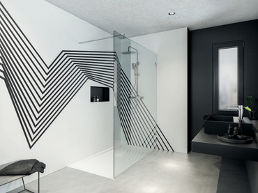 Badtrend Schwarz: Oberflächen wirken wie aus einem Guss. Grafische Linien sorgen hier für einen eleganten, futuristischen Look und passen hervorragend zum Bäder-Trendthema Schwarz. Foto: HSK Duschkabinenbau KG/akz-o