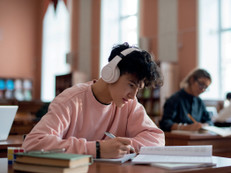 Ob erste Buchstaben, neue Ideen oder die Vorbereitung auf Klassenarbeiten und Prüfungen – Schreiben bleibt ein wichtiger Bestandteil des Schulalltags. Foto: Schneider Schreibgeräte GmbH/akz-o