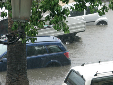 Wer in Überflutungsgebieten mit dem Auto unterwegs ist, sollte seine Wege mit Bedacht wählen. Foto: WikiImages/pixabay.com/mid/ak-o