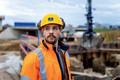 Bildunterschrift: Straßenbauer ist ein Job für technisch interessierte Teamplayer, die mit den Kollegen auf der Baustelle an einem Strang ziehen. Foto: DEPENBROCK/akz-o