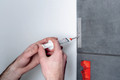 Bildunterschrift: Einfach montiert: Die Montage mit Glue forte erfordert lediglich minimales Werkzeug und erfolgt in wenigen Schritten. Foto: Kermi Duschdesign GmbH/akz-o