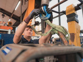 Wichtige Aufgabe: Land- und Baumaschinenmechatroniker halten Maschinen am Laufen und sind verantwortlich für deren Wartung und Reparatur. Foto: Depenbrock/akz-o