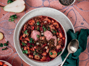 Genuss zum Osterfest: Zart gebratene Barbarie-Entenbrust auf würzigem Linsen-Gemüse-Eintopf sorgt für einen besonderen Moment am Feiertagstisch. Foto: Patrick Rosenthal/akz-o
