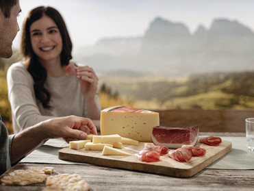 Foto: Südtiroler Speck g.g.A. und Stilfser Käse g.U./akz-o