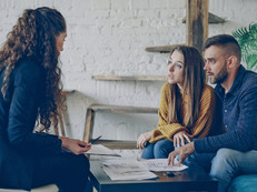 Transparenz und eine kontinuierliche Kontrolle der Ausgaben verhindern unangenehme Überraschungen. So entsteht eine Hochzeit, die sowohl den eigenen Vorstellungen als auch dem finanziellen Rahmen gerecht wird. Foto: pexels.com/ak-o
