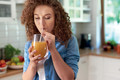 Bildunterschrift: Spezielle fermentierte Enzym-Hefezellen können einer Studie der Uni Wien zufolge das Immunsystem unterstützen. Foto: gpointstudio/stock.adobe.com/Dr. Wolz Zell/akz-o