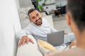 Bildunterschrift: Die Tätigkeit als Stresscoach verbindet fachliches Wissen mit der Arbeit mit Menschen. Foto: IST-Studieninstitut GmbH/akz-o