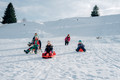 Bildunterschrift: Abenteuer für die ganze Familie – Winterurlaub im Südlichen Allgäu“. Foto: Theresa Jörg, Tourismusgemeinschaft Südliches Allgäu/akz-o