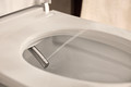 Bildunterschrift: Statt auf Papier zu setzen, erfolgt die Reinigung mit einem sanften, gezielten Wasserstrahl. Foto: Duravit/akz-o