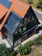 Bildunterschrift: In Ennigerloh entstand ein Wintergarten über zwei Etagen, mit verglastem Giebel: Erd- und Obergeschoss sind über eine Wendeltreppe verbunden. Foto: Sebastian Engels/Sonne-am-Haus.de/akz-o