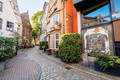 Bildunterschrift: Im Schnoorviertel mit seinen engen Gassen und historischen Fachwerkhäusern scheint die Zeit stehen geblieben zu sein. Gerade im Sommer entfaltet das Viertel seinen besonderen Charme. Foto: Melanka Helms-Jacobs/WFB Bremen/akz-o