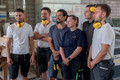 Bildunterschrift: Auszubildende im Gespräch mit Dozenten. Die Bedeutung von Gehörschutz auf Baustellen wird auch während der überbetrieblichen Ausbildung vermittelt. Foto: ZVDH/akz-o