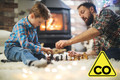 Bildunterschrift: Um Abende vor dem Kamin unbesorgt genießen zu können, empfiehlt sich die Installation eines CO-Melders. Foto: Ei Electronics/JulPo/istockphoto.com/akz-o