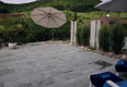 Bildunterschrift: Ein Hubboden-Pool in geschlossenem Zustand oder alles Gute kommt von unten Foto: Woodtli Schwimmbadtechnik/akz-o