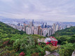 Bildunterschrift: Vom Victoria Peak aus sieht man sowohl das grüne als auch das urbane Hongkong. Foto: Hong Kong Tourism Board/akz-o