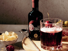 Cherry & Thyme Sour – fruchtig, kräutrig und überraschend komplex Foto: Aceto Balsamico di Modena/Sandra Mühlberg/akz-o