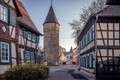 Bildunterschrift: Bei einem Spaziergang durch die Bad Homburger Altstadt ist der Eulenturm nicht zu übersehen. Foto: Stadt Bad Homburg/Maritim Hotel/akz-o