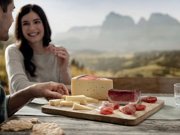 Die richtige Präsentation macht den Unterschied. Foto: Südtiroler Speck g.g.A. und Stilfser Käse g.U./akz-o