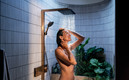 Bildunterschrift: hansgrohe Raindance Alive ist nicht nur optisch dank des extrem flachen Aufputzthermostats und der Designoberfläche über der Strahlscheibe ein absolutes Highlight. Auch das Duschvergnügen mit den Strahlarten RainAir und PowderRain überzeugt in allen Belangen. Foto: hansgrohe/Hansgrohe SE/akz-o