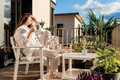 Bildunterschrift: Um Mücken zu vergraulen, sollte man Balkon oder Terrasse mit Lavendel, Tomate, Katzenminze, Basilikum oder Zitronenmelisse bepflanzen. Foto: Tatyana Soares/shuttertsock.com/Evergreen Garden Care/akz-o