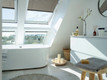 Bildunterschrift: Die Lichtlösung Quartett mit zwei bodentiefen Dachfenstern nebeneinander bietet einen besonders weiten Ausblick, der im Badezimmer zum Highlight wird. Foto: Velux/akz-o