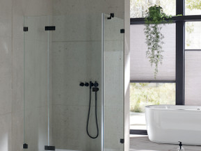 Ultraflache Mineralguss-Duschwanne Riveto, mattweiß – puristisch aus einem Guss, in quadratischen, rechteckigen und Viertelkreis-Formaten, mit oder ohne Struktur erhältlich. Foto: Kermi Duschdesign GmbH/akz-o