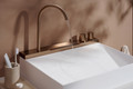 Bildunterschrift: Sprudelnd wie ein Jungbrunnen oder fließend wie ein Wasserfall: Beide Wasser-Erlebnisse bietet die Avalegra AquaUnit. Diese neue Produktkategorie der Premiummarke hansgrohe vereint Waschbecken und Armatur zu einer harmonischen Kombination. Foto: hansgrohe/Hansgrohe SE/akz-o