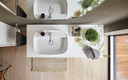 Bildunterschrift: Ordnung mit Stil: Großzügige Badmöbel schaffen Platz für Pflege und Styling – und halten die Flächen frei für persönliche Deko. Foto: Duravit/akz-o