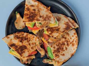 Diese knusprigen Quesadillas sind vollgepackt mit Geschmack. Foto: Stevan Paul/akz-o
