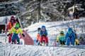 Bildunterschrift: Die jüngsten Skizwerge sammeln im geschützten Kinderland spielerisch ihre allerersten Pistenkilometer. Foto: Top On Snow Sudelfeld/akz-o