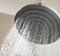 Bildunterschrift: Mikrofeine Strahlarten wie PowderRain sorgen für ein angenehmes Duscherlebnis bei geringerem Wasserverbrauch. Foto: hansgrohe/Hansgrohe SE/akz-o