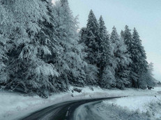 Wer im Winter etwas mehr Zeit einplant, vorausschauend fährt und sich nicht von drängelnden Verkehrsteilnehmern unter Druck setzen lässt, ist meist deutlich entspannter unterwegs. Denn bei Schnee und Eis gilt besonders: Ankommen ist wichtiger als ein paar Minuten Zeitgewinn. Foto: pexels.com/ak-o