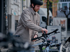 Ein Handgriff, doppelter Schutz. Das eBike wird nicht nur mechanisch abgeschlossen, sondern auch digital gesperrt. Ohne das passende Display oder Smartphone bleibt der Motor blockiert. Foto: Bosch eBike Systems/akz-o