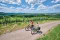 Bildunterschrift: Historische Städte, aussichtsreiche Wege und reizvolle Natur machen Hohenlohe zu einem idealen Ziel für entspannte Radtouren und aktive Auszeiten. Foto: Touristikgemeinschaft Hohenlohe e. V./Florian Trykowski/akz-o