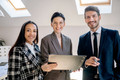 Bildunterschrift: Gerade bei wichtigen Kundengesprächen, Verhandlungen, Messen oder Workshops bleibt der direkte Austausch entscheidend. Foto: pexels.com/IST-Studieninstitut/akz-o