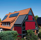 Bildunterschrift: Bei zu viel Sonne spenden optisch ansprechende Alu-Raffstores und eine Überglasmarkise angenehmen Schatten. Foto: Sebastian Engels/Sonne-am-Haus.de/akz-o
