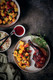 Bildunterschrift: Es muss nicht immer Steak sein: Barbarie-Entenkeulen mit asiatischer Marinade und fruchtiger Mango-Salsa. Foto: Patrick Rosenthal/akz-o