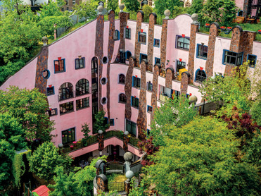 Nicht zu übersehen – die grüne Zitadelle des Künstlers Friedensreich Hundertwasser ist mit seinen vergoldeten Zwiebeltürmen, der rosa Fassade und den begrünten Dächern ein besonderes Highlight. Im Inneren laden Geschäfte, Restaurants und Cafés zum Verweilen ein. Foto: www.AndreasLander.de/Maritim Hotels/akz-o