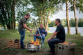 Bildunterschrift: Die sichere Alternative zum traditionellen Lagerfeuer ist eine Feuerschale, weil sie das Feuer umschließt und so den Funkenflug minimiert. Foto: Steffen Kirschner/Petromax/akz-o