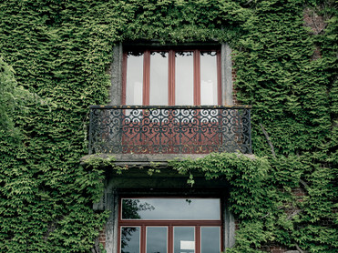 Mit dem schlanken und filigranen Vakuumglas lässt sich das authentische Aussehen der Fassade erhalten. Foto: FINEO Heritage/akz-o