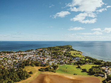Wenn die Sonne über der Ostsee aufgeht, zeigt sich Göhren von seiner schönsten Seite. Spaziergänge am feinsandigen Strand und die frische Meeresbrise sorgen schon am Morgen für pure Erholung. Foto: www.goehren-ruegen.de/akz-o