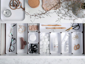 Pflegeprodukte lassen sich mit Hilfe flexibler Aufbewahrungsboxen sinnvoll nach Kategorien sortieren: eine Box für Sonnenschutz, eine für Hygieneartikel, eine für Haarbänder, eine für Make-Up. Foto: Orthex Group/akz-o