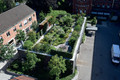 Bildunterschrift: Auf Flachdächern sind wunderbare Gartenanlagen möglich. Foto: Bundesverband Gebäudegrün e.V./akz-o