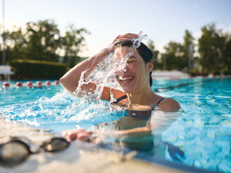 Urlaub im Freibad: Statt großer Wasserparks stehen hier Ruhe, Natur und authentische Sommererlebnisse im Mittelpunkt – perfekt für eine kleine Auszeit vom Alltag. Foto: Tourima Tourismus GmbH/Stefan Leitner/akz-o