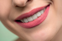 Tägliche Zahnpflege-Routine: Zähne putzen und eine Mundspülung verwenden