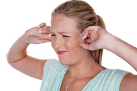 Quälende Ohrgeräusche: Was hilft bei Tinnitus?