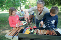 Klassiker auf dem Rost: Wer ans Grillen denkt, denkt zwangsläufig auch an Bratwurst